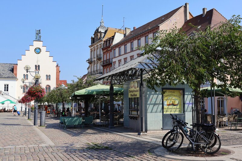 Der Dampfnudelpavillon auf dem Landauer Rathausplatz 
