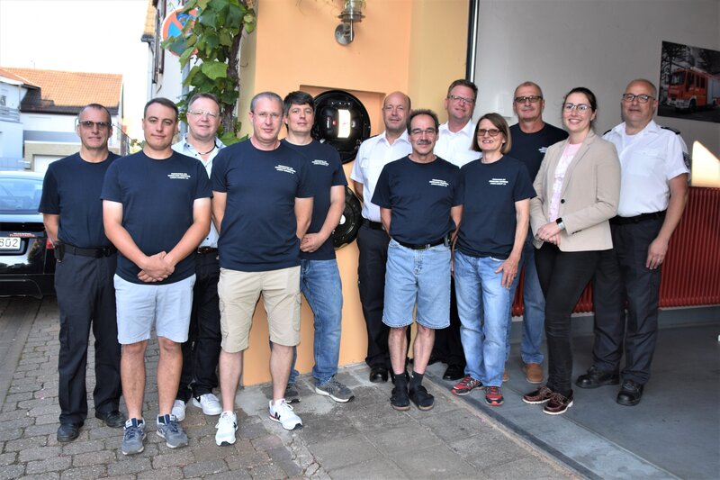 Nahmen den neue Defibrillator in Betrieb: Manfred M&ouml;ckli (Vorstandsmitglied des F&ouml;rdervereins), Thorsten S&ouml;gding (Ortsvorsteher Landau-Nu&szlig;dorf), Michael Heupel (1. Vorsitzender des F&ouml;rdervereins), Michael Memmer (Wehrf&uuml;hrer L&ouml;schzug Nu&szlig;dorf), Philip Hochd