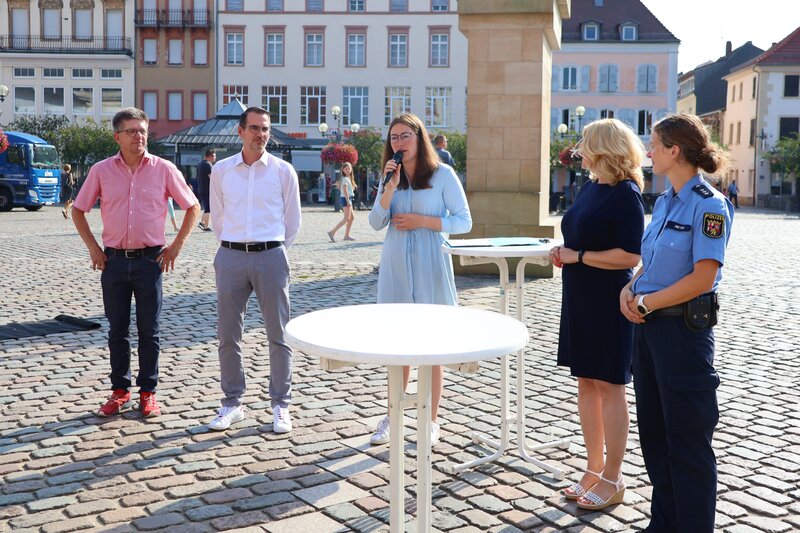 Gemeinsam mit Mitarbeiterinnen und Mitarbeitern der Stadtverwaltung sowie Partnerinnen und Partnern begr&uuml;&szlig;te Beigeordnete Lena D&uuml;rphold die Teilnehmerinnen und Teilnehmer des Aktionstags &raquo;Sicherer Schulweg&laquo;. 