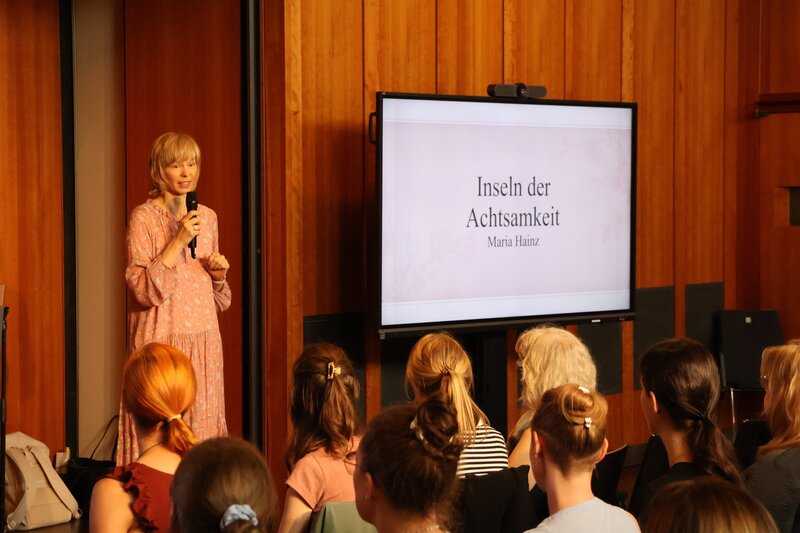 Bei der Frauenversammlung zeigte Referentin Maria Hainz einfache Inseln der Achtsamkeit - f&uuml;r das Berufsleben und zu Hause. 