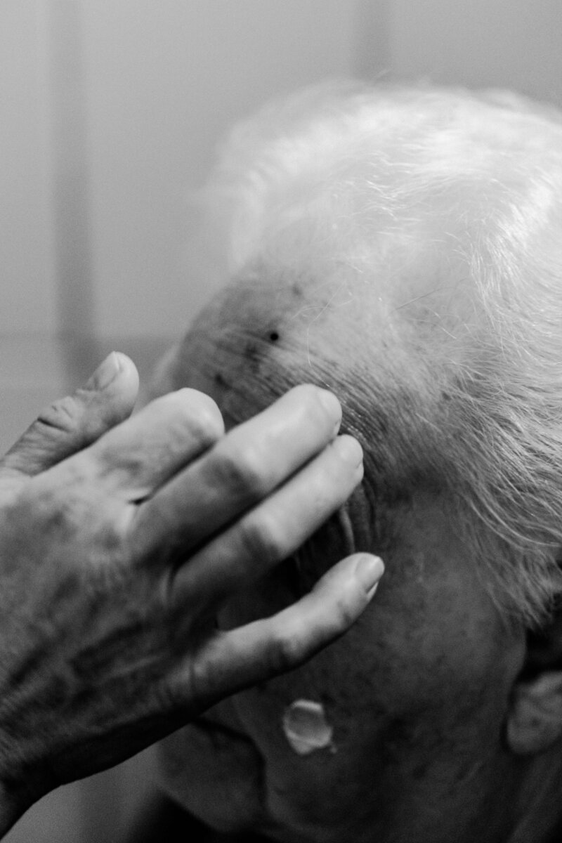 Die Fotografin Verena Braun begleitete f&uuml;r ihre Ausstellung &raquo;Pflege.Ganz.Nah&laquo; Pflegekr&auml;fte bei ihrer Arbeit und hat sie in ber&uuml;hrenden Momentaufnahmen festgehalten.