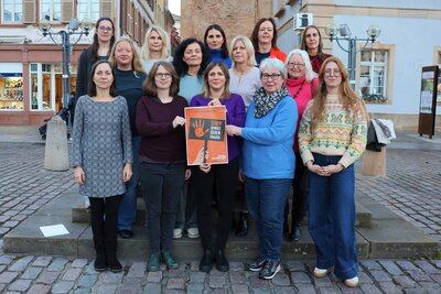 Bild vergr&ouml;&szlig;ern: Auch die Landauer Stadtr&auml;tinnen zeigen Gesicht, unterst&uuml;tzen die Kampagne &uuml;berparteilich und setzen gemeinsam ein wichtiges politisches Signal f&uuml;r den Schutz und die Rechte von Frauen.