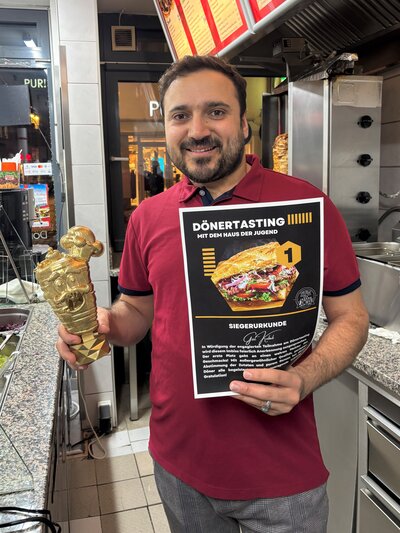 Bild vergr&ouml;&szlig;ern: Das D&ouml;nerrestaurant G&uuml;l Kebap belegt den ersten Platz beim diesj&auml;hrigen D&ouml;ner-Tasting des Hauses der Jugend Landau.