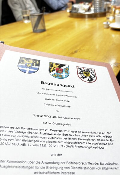 Bild vergr&ouml;&szlig;ern: 454, Unterzeichnung Betrauungsakt_Foto_KV GER
