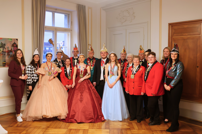 Vertreterinnen und Vertreter der Landauer Karnevalsvereine sind mit ihren Hoheiten zu Gast im Landauer Rathaus