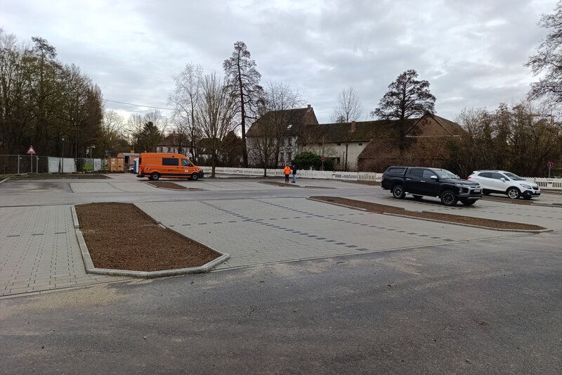 Nach dem Ausbau des Parkplatzes am Sportplatz ist das Parken im Landauer Stadtdorf Godramstein wieder trocken, geordnet und komfortabel m&ouml;glich. 