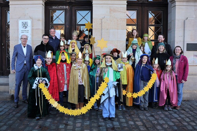 Die Sternsingerinnen und -singer brachten auch in diesem Jahr ihren Segensgru&szlig; am Landauer Rathaus an. 