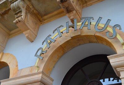 Bild vergr&ouml;&szlig;ern: Die Stadtverwaltung Landau informiert &uuml;ber kurzfristige, au&szlig;erplanm&auml;&szlig;ige &Auml;nderungen der Erreichbarkeit in Standesamt und B&uuml;rgerb&uuml;ro im Rathaus.