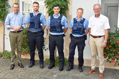 Bild vergr&ouml;&szlig;ern: Willkommen im Team: B&uuml;rgermeister und Ordnungsdezernent Dr. Maximilian Ingenthron (l.) hie&szlig; die drei neuen Vollzugskr&auml;fte Marcel Jung (2.v.l.), Rainer Schlimmer (2.v.r.) und Alexander Unruh (M.) jetzt gemeinsam mit dem Leiter der Ordnungsabteilung, Thomas Scholly (r.), willkommen.