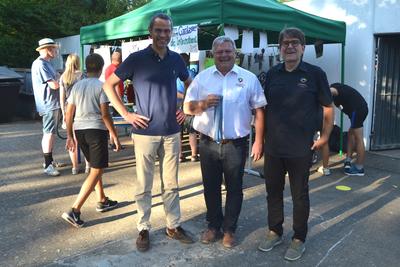 Bild vergr&ouml;&szlig;ern: B&uuml;rgermeister und Schuldezernent Dr. Maximilian Ingenthron (l.) gemeinsam mit dem Schulleiter der IGS, Ralf Haug (M.), und dem Koordinator des Herausforderungsprojekts, Ulrich Roos (r.), beim diesj&auml;hrigen Herausforderungsfest.