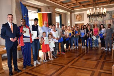 Bild vergr&ouml;&szlig;ern: 25 Menschen aus 16 verschiedenen Nationen wurden jetzt im Landauer Rathaus von B&uuml;rgermeister Dr. Maximilian Ingenthron (l.) eingeb&uuml;rgert.