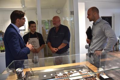 Bild vergr&ouml;&szlig;ern: Oberb&uuml;rgermeister Thomas Hirsch (l.) traf sich zum Gespr&auml;ch mit Existenzgr&uuml;nder Alexander Theodor Scheid (2.v.l.) sowie Stefan (2.v.r.) und Dr. Sebastian Johann vom Projektentwickler PadA im denkmalgesch&uuml;tzten Geb&auml;ude an der Ecke Marktstra&szlig;e/Nu&szlig;baumgasse, das derzeit schonend saniert und modernisiert wird.