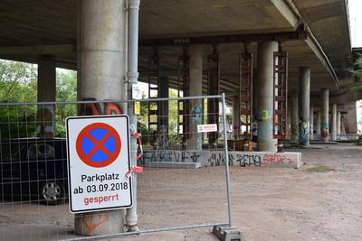 Bild vergr&ouml;&szlig;ern: Um mit den vorbereitenden Arbeiten f&uuml;r den Abriss beginnen zu k&ouml;nnen, werden die Parkpl&auml;tze unter der Br&uuml;cke Zug um Zug gesperrt.