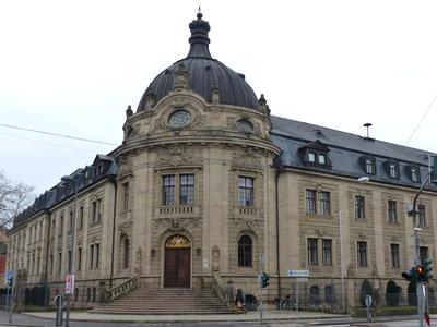 Bild vergr&ouml;&szlig;ern: Am Landgericht Landau fiel am Montag das Urteil im Prozess um die Bluttat von Kandel. Die Landauer Stadtspitze verurteilt die Versuche aus dem rechtspopulistischen Spektrum, das Verbrechen f&uuml;r politische Zwecke zu instrumentalisieren.
