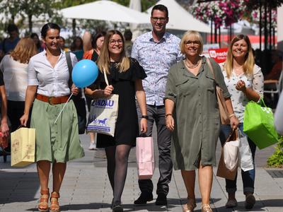 Bild vergr&ouml;&szlig;ern: Besonderes Shopping-Erlebnis: Die Menschen gehen gerne in der attraktiven Landauer Innenstadt einkaufen. 
