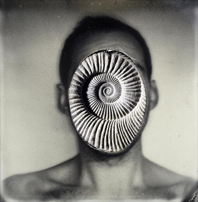 Bild vergr&ouml;&szlig;ern: Der New Yorker Christopher Manning, hier sein Bild &raquo;Self portrait with mask&laquo;, ist einer der K&uuml;nstler, die bei der Ausstellung &raquo;Der Zauber der Verwandlung&laquo; in der St&auml;dtischen Galerie Villa Streccius in Landau ausstellen.