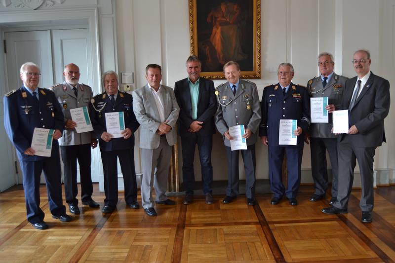 Besonders flei&szlig;ige Sammler: Die Reservistenkameradschaft Landau erzielt jedes Jahr gute Ergebnisse bei der Haus- und Stra&szlig;ensammlung des Volksbunds Deutsche Kriegsgr&auml;berf&uuml;rsorge und wurde daf&uuml;r im Jahr 2017 von diesem geehrt - im Beisein von Beigeordnetem