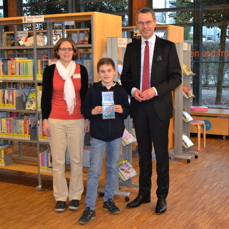 Der zehnj&auml;hrige Julian Siener ist Hauptgewinner des landesweiten Quizr&auml;tsels im Rahmen der Bibliothekstage Rheinland-Pfalz 2018 und darf sich &uuml;ber den Gewinn einer Action-Cam freuen. B&uuml;rgermeister Dr. Maximilian Ingenthron und die Leiterin der Landauer St