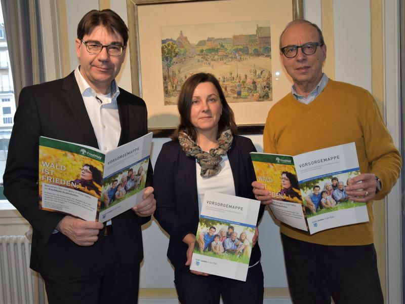 Stellten gemeinsam die neue Vorsorgemappe der Stadt Landau vor: Oberb&uuml;rgermeister Thomas Hirsch, die st&auml;dtische Seniorenbeauftragte Ulrike Sprengling und Willi Schmitt, Vorsitzender des Beirats f&uuml;r &auml;ltere Menschen (v.l.n.r.). 