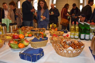 Bild vergr&ouml;&szlig;ern: Bei einem sp&auml;ten Fr&uuml;hst&uuml;ck waren die B&uuml;rgerinnen und B&uuml;rgern anschlie&szlig;end zu gemeinsamen, offenen Marktgespr&auml;chen eingeladen.