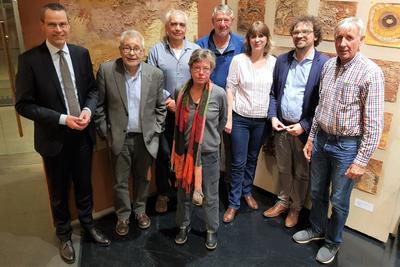 Bild vergr&ouml;&szlig;ern: B&uuml;rgermeister Dr. Maximilian Ingenthron (l.) gemeinsam mit dem Vorstand des Festungsbauvereins um Hans-Dieter Hirschfeld (2.v.l.) bei der Mitgliederversammlung des Vereins in der Stadtbibliothek.