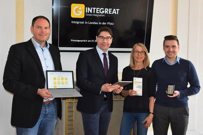 Bild vergr&ouml;&szlig;ern: Freuen sich &uuml;ber die Einf&uuml;hrung der Integreat App: Sozialamtsleiter Jan Marco Scherer, Oberb&uuml;rgermeister Thomas Hirsch, die st&auml;dtische Ehrenamtskoordinatorin Angelika Kemmler und Fritjof Knier vom App-Entwickler T&uuml;r an T&uuml;r - Digitalfabrik (v.l.n.r.).